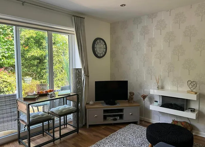 Secret Gem 1 Bed Garden Flat Private Luxury Hot Tub
